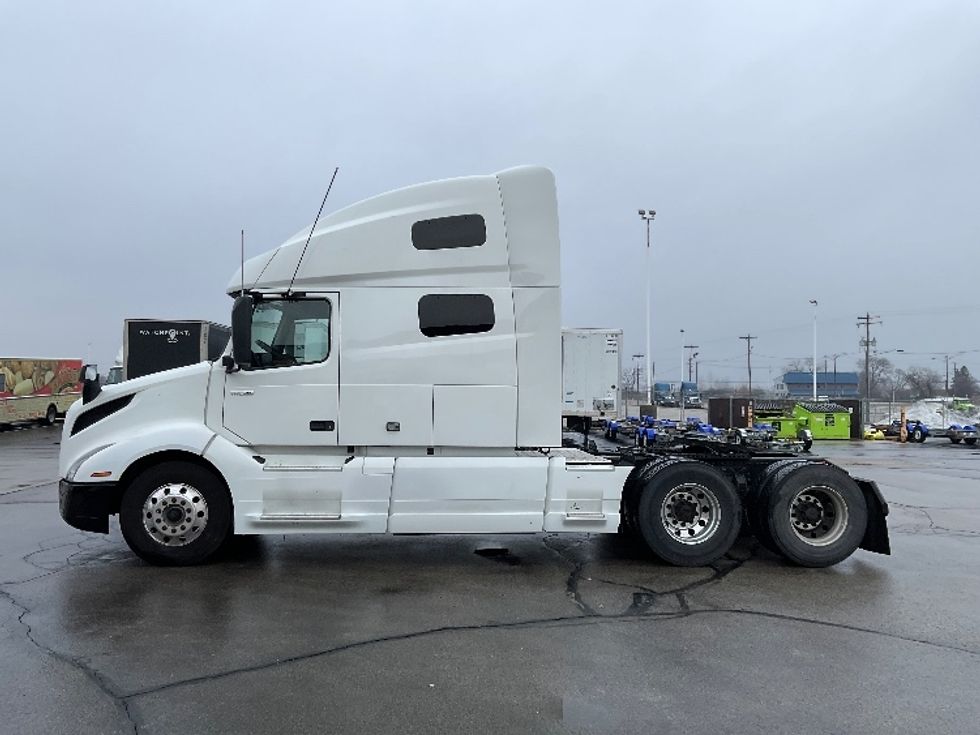 Sleeper Tractor-Heavy Duty Tractors-Volvo-2022-VNL64760-Milwaukee-WI-353,961\n\t\tmiles-$ 81,250 - Image 4
