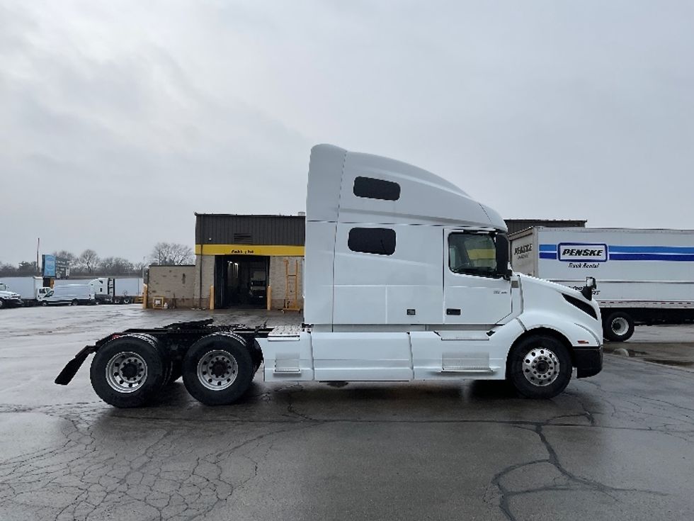 Sleeper Tractor-Heavy Duty Tractors-Volvo-2022-VNL64760-Milwaukee-WI-353,961\n\t\tmiles-$ 81,250 - Image 8