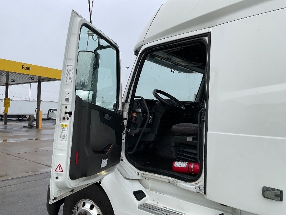 Sleeper Tractor-Heavy Duty Tractors-Volvo-2022-VNL64760-Milwaukee-WI-353,961\n\t\tmiles-$ 81,250 - Image 9