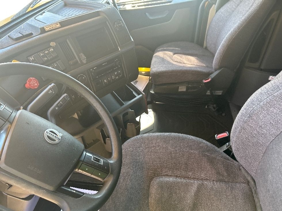 Sleeper Tractor-Heavy Duty Tractors-Volvo-2022-VNL64760-Milwaukee-WI-386,604\n\t\tmiles-$ 78,000 - Image 10