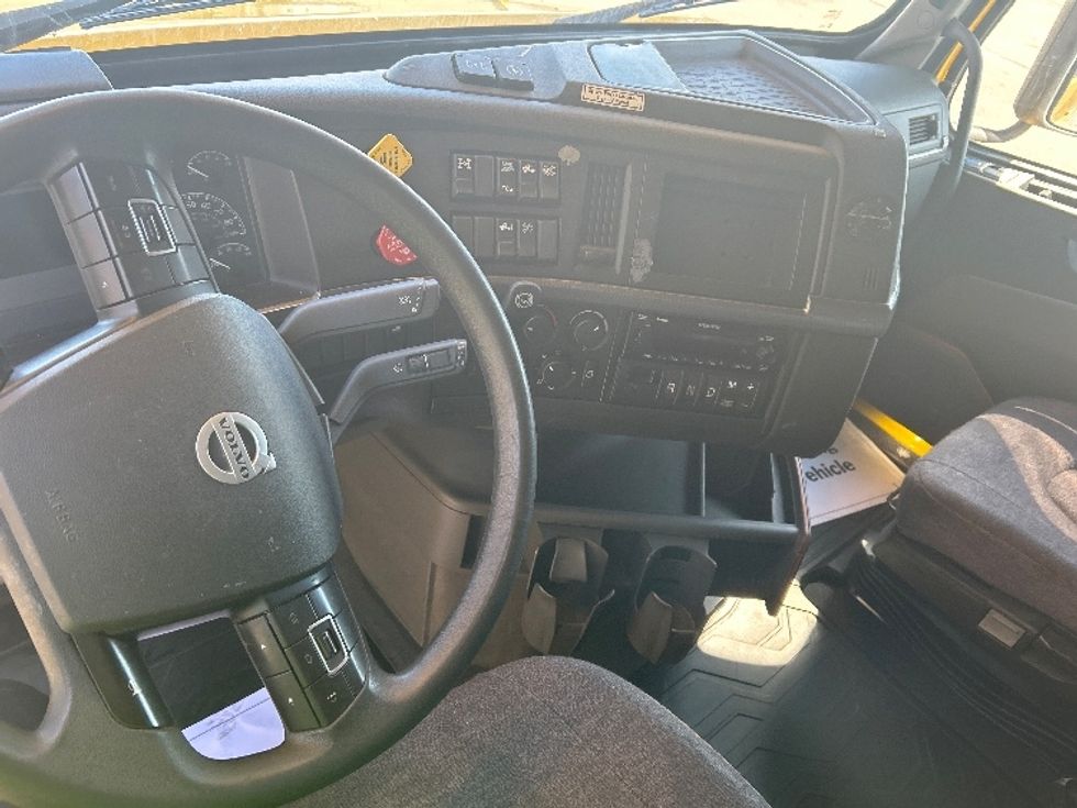 Sleeper Tractor-Heavy Duty Tractors-Volvo-2022-VNL64760-Milwaukee-WI-386,604\n\t\tmiles-$ 78,000 - Image 11