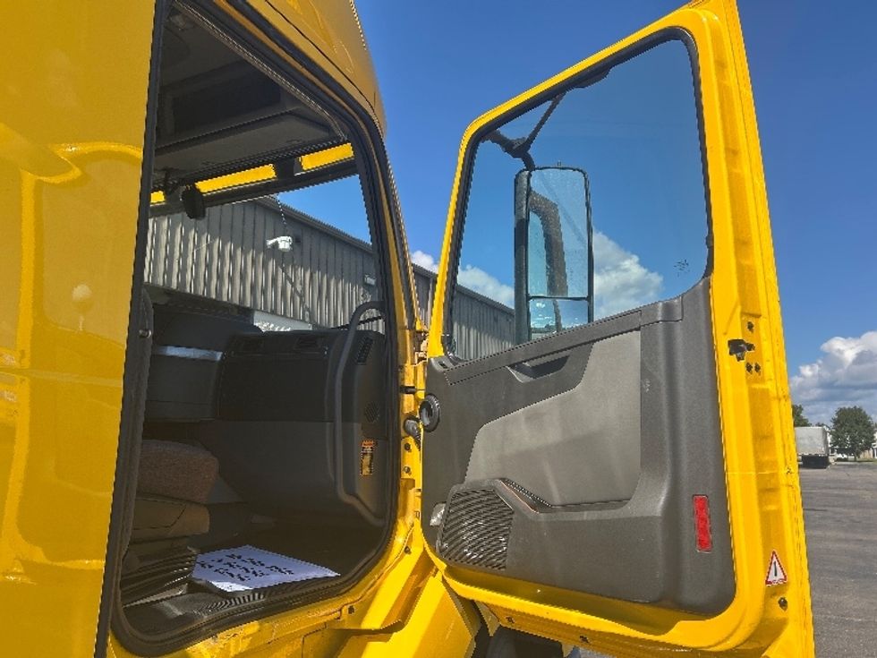 Sleeper Tractor-Heavy Duty Tractors-Volvo-2022-VNL64760-Milwaukee-WI-386,604\n\t\tmiles-$ 78,000 - Image 13