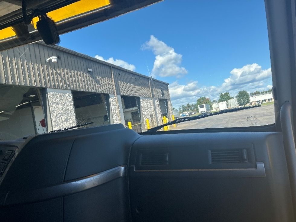 Sleeper Tractor-Heavy Duty Tractors-Volvo-2022-VNL64760-Milwaukee-WI-386,604\n\t\tmiles-$ 78,000 - Image 14