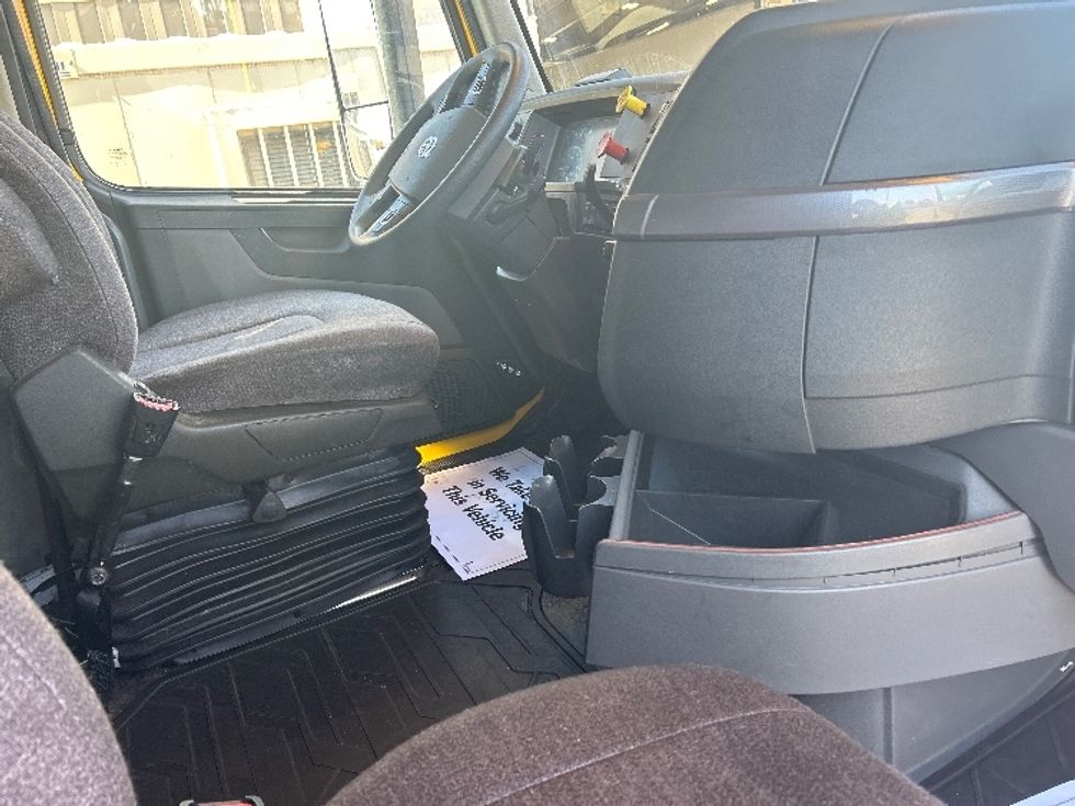 Sleeper Tractor-Heavy Duty Tractors-Volvo-2022-VNL64760-Milwaukee-WI-386,604\n\t\tmiles-$ 78,000 - Image 15