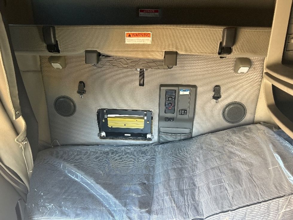 Sleeper Tractor-Heavy Duty Tractors-Volvo-2022-VNL64760-Milwaukee-WI-386,604\n\t\tmiles-$ 78,000 - Image 16