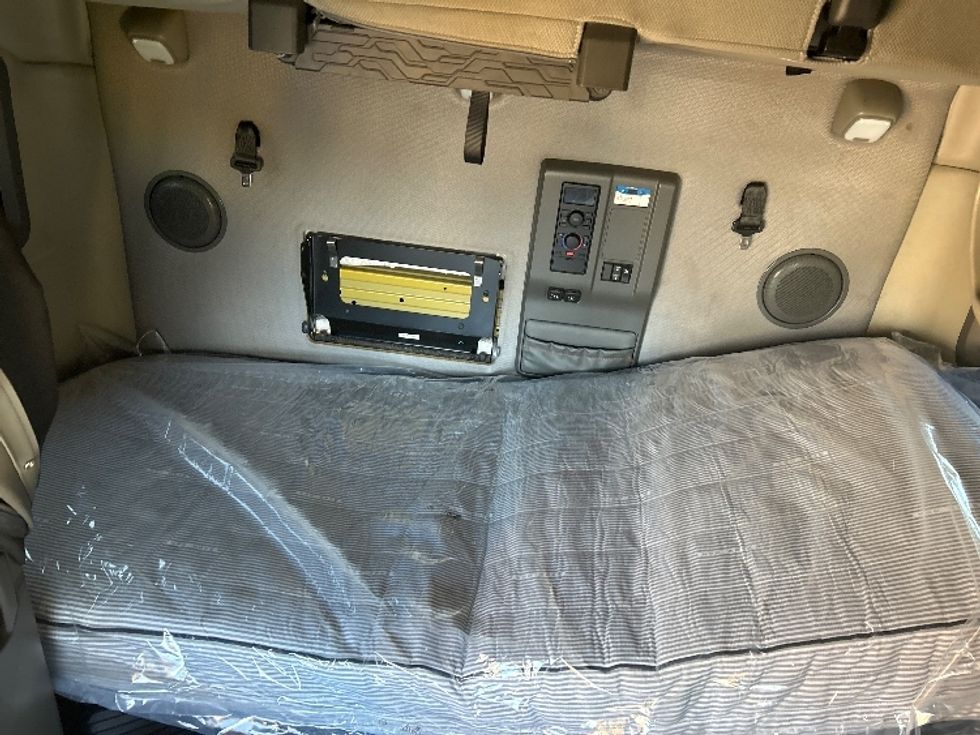 Sleeper Tractor-Heavy Duty Tractors-Volvo-2022-VNL64760-Milwaukee-WI-386,604\n\t\tmiles-$ 78,000 - Image 17