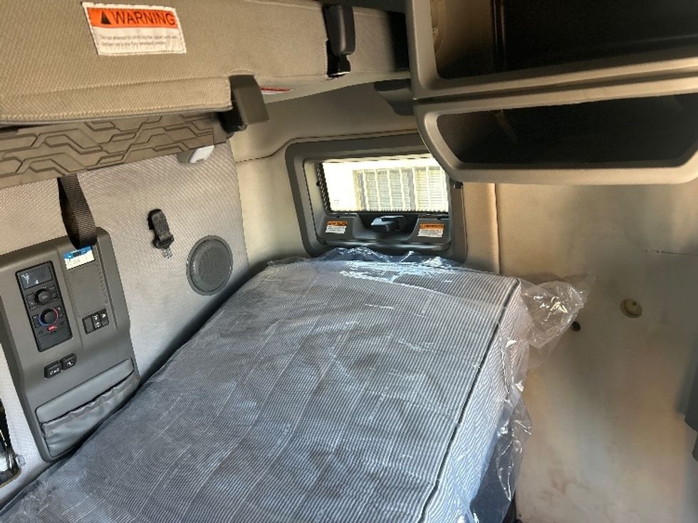 Sleeper Tractor-Heavy Duty Tractors-Volvo-2022-VNL64760-Milwaukee-WI-386,604\n\t\tmiles-$ 78,000 - Image 18