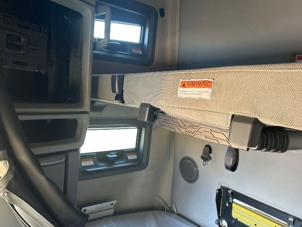 Sleeper Tractor-Heavy Duty Tractors-Volvo-2022-VNL64760-Milwaukee-WI-386,604\n\t\tmiles-$ 78,000 - Image 19