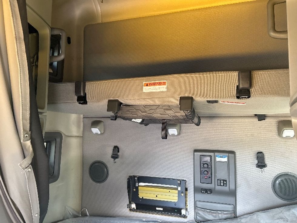 Sleeper Tractor-Heavy Duty Tractors-Volvo-2022-VNL64760-Milwaukee-WI-386,604\n\t\tmiles-$ 78,000 - Image 22