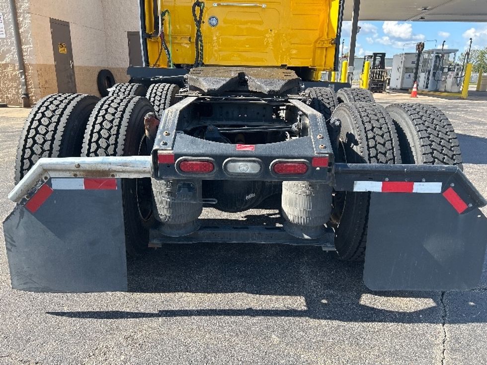Sleeper Tractor-Heavy Duty Tractors-Volvo-2022-VNL64760-Milwaukee-WI-386,604\n\t\tmiles-$ 78,000 - Image 23