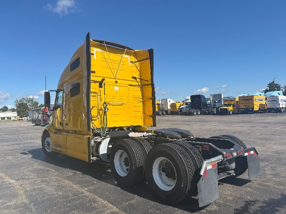 Sleeper Tractor-Heavy Duty Tractors-Volvo-2022-VNL64760-Milwaukee-WI-386,604\n\t\tmiles-$ 78,000 - Image 5