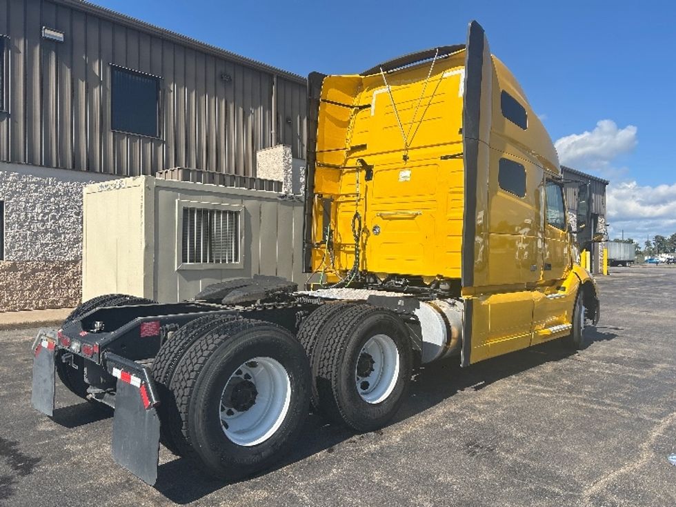 Sleeper Tractor-Heavy Duty Tractors-Volvo-2022-VNL64760-Milwaukee-WI-386,604\n\t\tmiles-$ 78,000 - Image 7