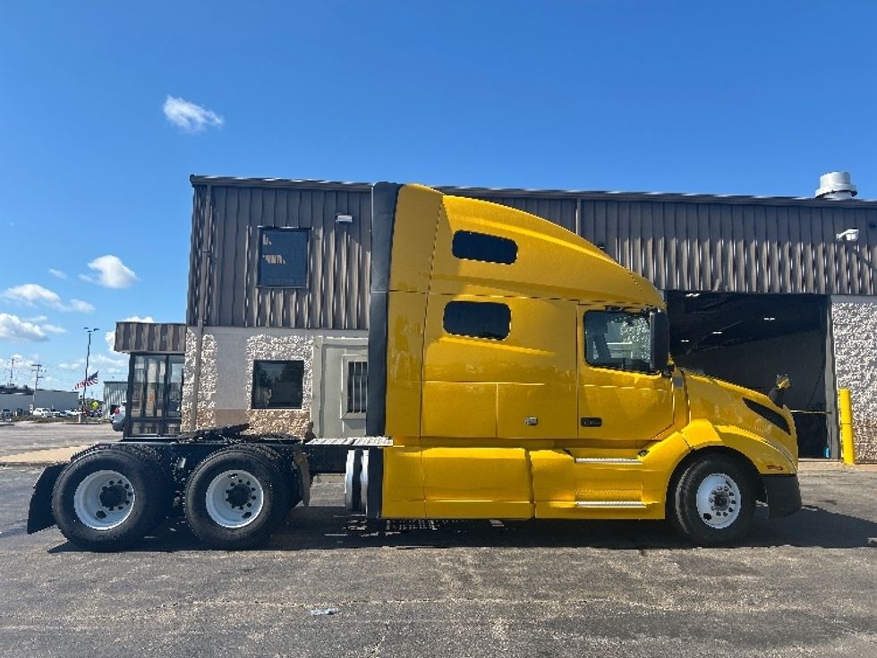 Sleeper Tractor-Heavy Duty Tractors-Volvo-2022-VNL64760-Milwaukee-WI-386,604\n\t\tmiles-$ 78,000 - Image 8