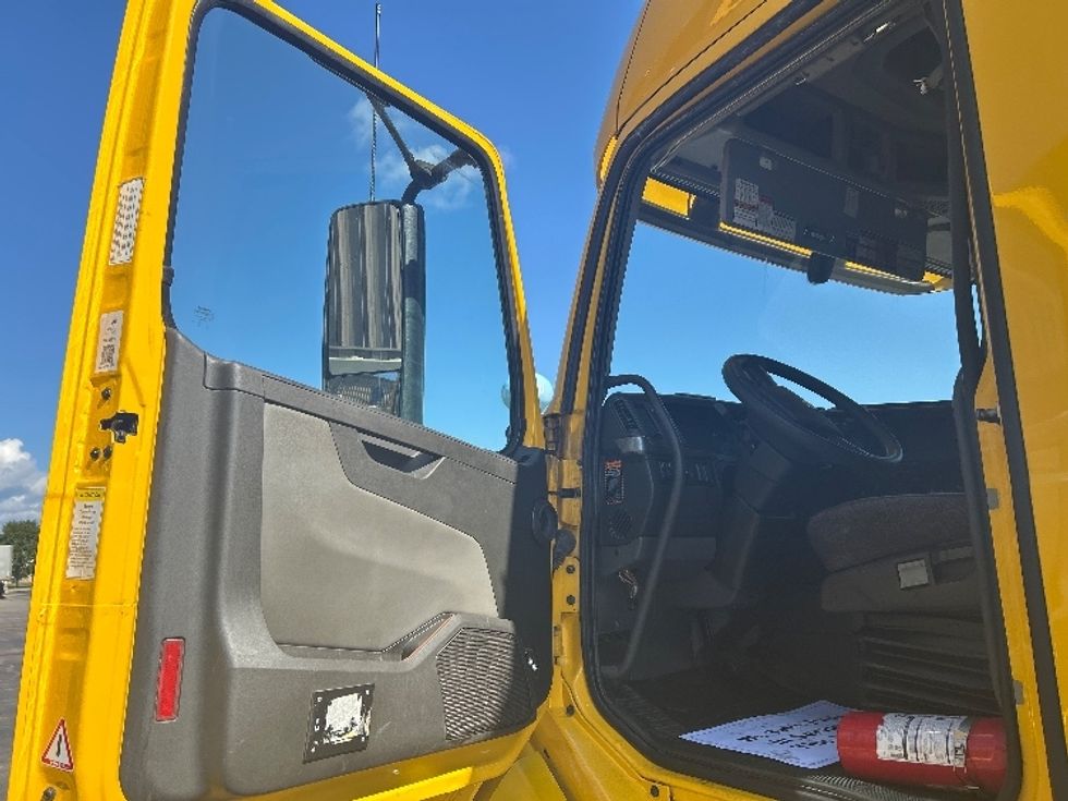 Sleeper Tractor-Heavy Duty Tractors-Volvo-2022-VNL64760-Milwaukee-WI-386,604\n\t\tmiles-$ 78,000 - Image 9