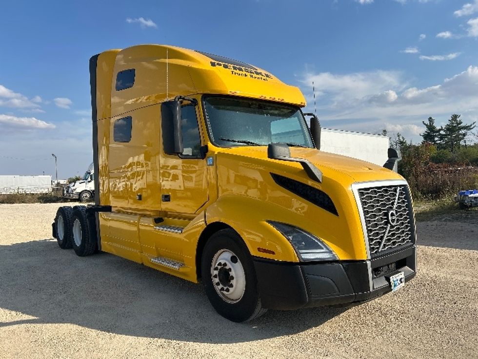 Sleeper Tractor-Heavy Duty Tractors-Volvo-2022-VNL64760-Milwaukee-WI-413,011\n\t\tmiles-$ 76,250 - Image 1