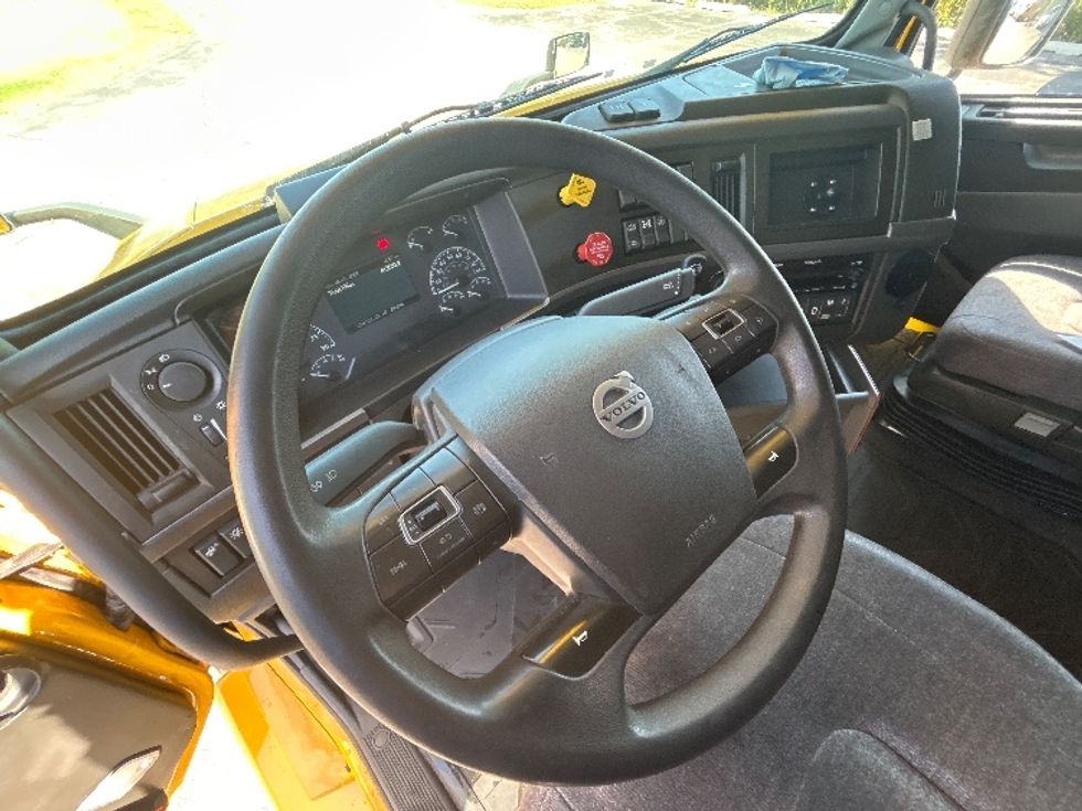 Sleeper Tractor-Heavy Duty Tractors-Volvo-2022-VNL64760-Milwaukee-WI-413,011\n\t\tmiles-$ 76,250 - Image 10