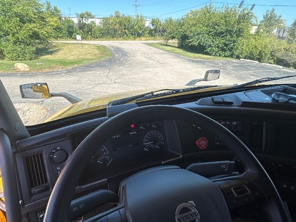 Sleeper Tractor-Heavy Duty Tractors-Volvo-2022-VNL64760-Milwaukee-WI-413,011\n\t\tmiles-$ 76,250 - Image 11