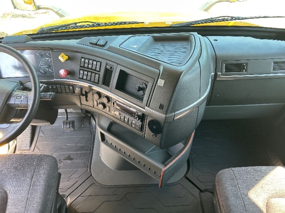 Sleeper Tractor-Heavy Duty Tractors-Volvo-2022-VNL64760-Milwaukee-WI-413,011\n\t\tmiles-$ 76,250 - Image 12