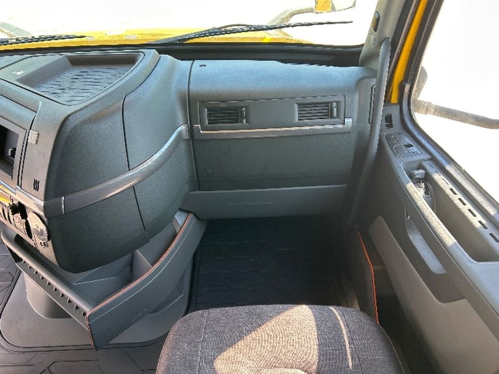 Sleeper Tractor-Heavy Duty Tractors-Volvo-2022-VNL64760-Milwaukee-WI-413,011\n\t\tmiles-$ 76,250 - Image 14