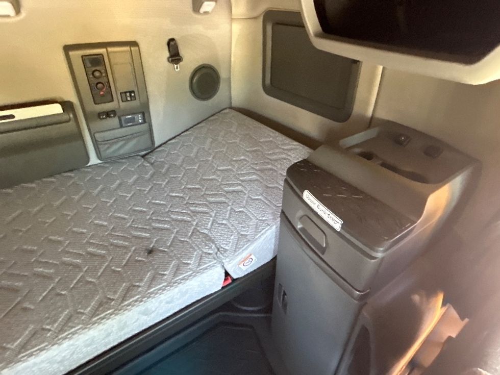 Sleeper Tractor-Heavy Duty Tractors-Volvo-2022-VNL64760-Milwaukee-WI-413,011\n\t\tmiles-$ 76,250 - Image 16