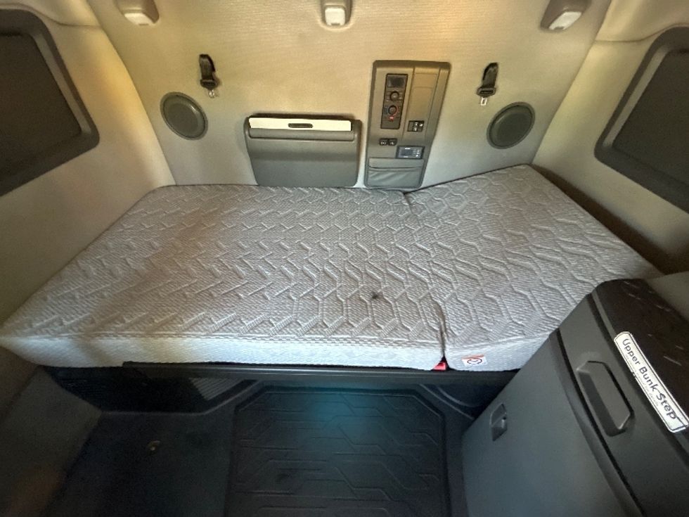 Sleeper Tractor-Heavy Duty Tractors-Volvo-2022-VNL64760-Milwaukee-WI-413,011\n\t\tmiles-$ 76,250 - Image 17