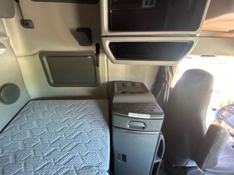 Sleeper Tractor-Heavy Duty Tractors-Volvo-2022-VNL64760-Milwaukee-WI-413,011\n\t\tmiles-$ 76,250 - Image 18