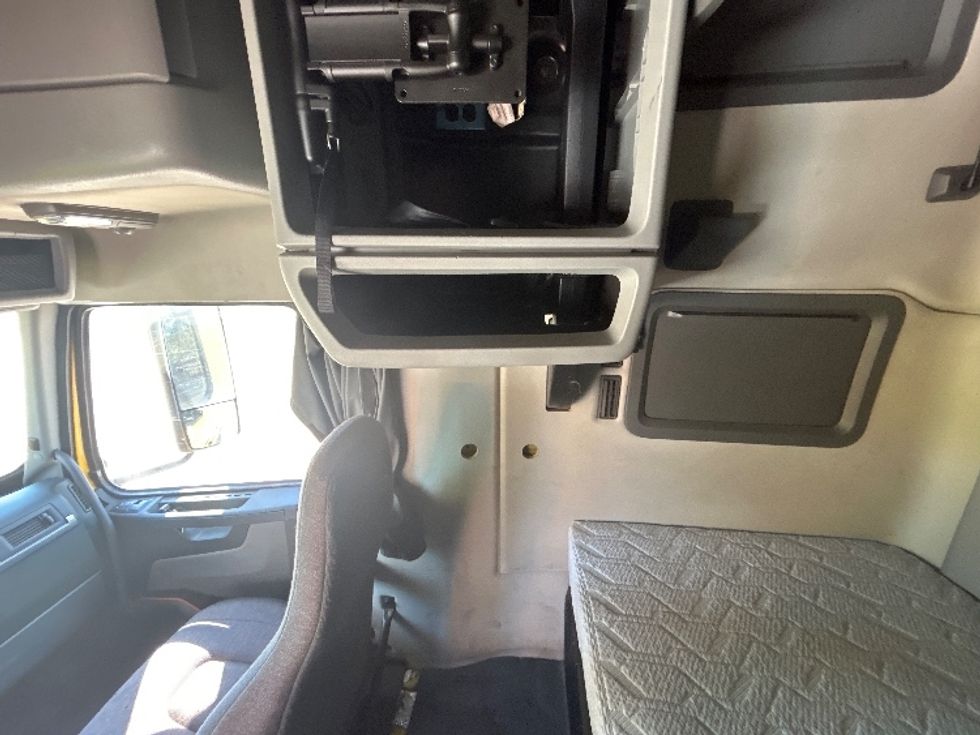 Sleeper Tractor-Heavy Duty Tractors-Volvo-2022-VNL64760-Milwaukee-WI-413,011\n\t\tmiles-$ 76,250 - Image 19