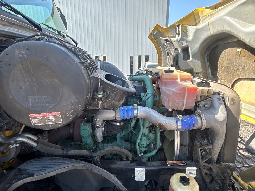 Sleeper Tractor-Heavy Duty Tractors-Volvo-2022-VNL64760-Milwaukee-WI-413,011\n\t\tmiles-$ 76,250 - Image 20