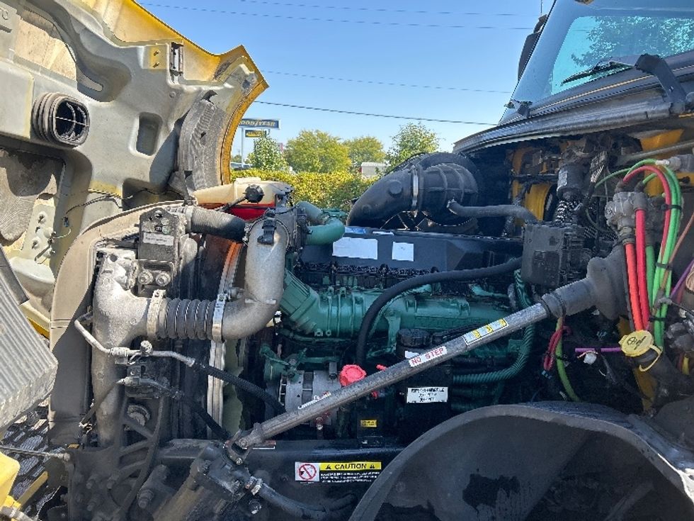 Sleeper Tractor-Heavy Duty Tractors-Volvo-2022-VNL64760-Milwaukee-WI-413,011\n\t\tmiles-$ 76,250 - Image 21