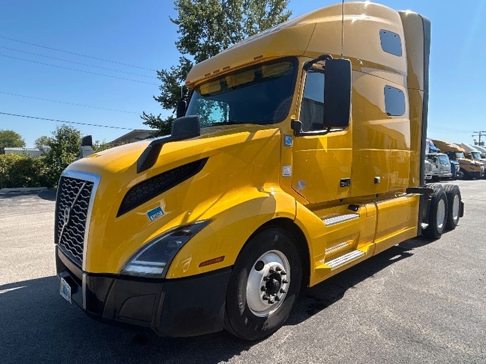 Sleeper Tractor-Heavy Duty Tractors-Volvo-2022-VNL64760-Milwaukee-WI-413,011\n\t\tmiles-$ 76,250 - Image 3