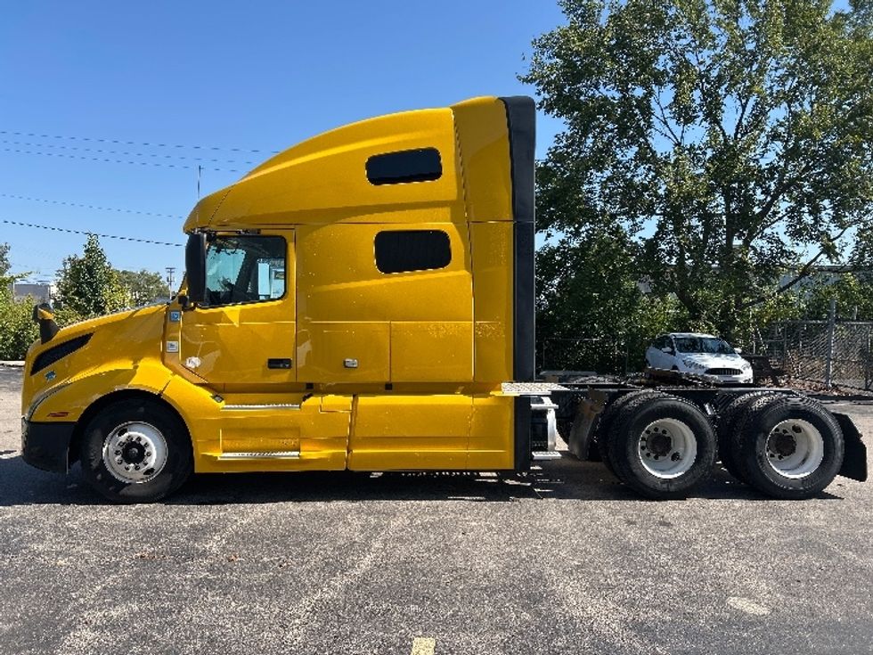 Sleeper Tractor-Heavy Duty Tractors-Volvo-2022-VNL64760-Milwaukee-WI-413,011\n\t\tmiles-$ 76,250 - Image 4