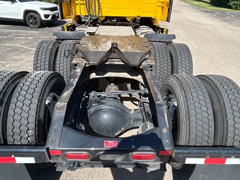 Sleeper Tractor-Heavy Duty Tractors-Volvo-2022-VNL64760-Milwaukee-WI-413,011\n\t\tmiles-$ 76,250 - Image 6