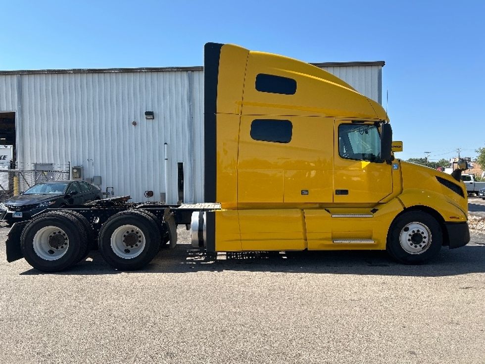 Sleeper Tractor-Heavy Duty Tractors-Volvo-2022-VNL64760-Milwaukee-WI-413,011\n\t\tmiles-$ 76,250 - Image 8