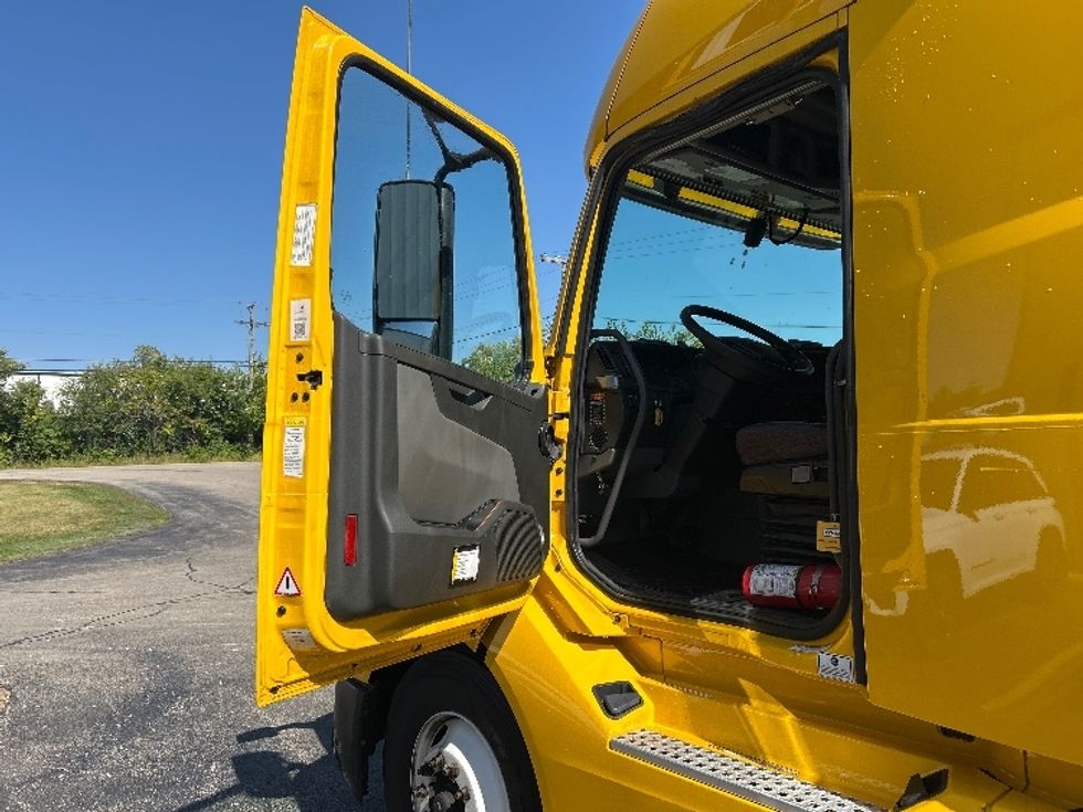 Sleeper Tractor-Heavy Duty Tractors-Volvo-2022-VNL64760-Milwaukee-WI-413,011\n\t\tmiles-$ 76,250 - Image 9