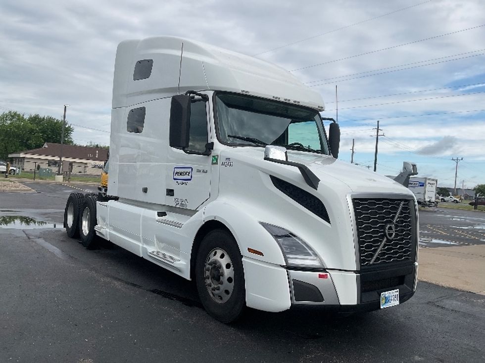 Sleeper Tractor-Heavy Duty Tractors-Volvo-2022-VNL64760-Milwaukee-WI-457,560\n\t\tmiles-$ 74,250 - Image 1