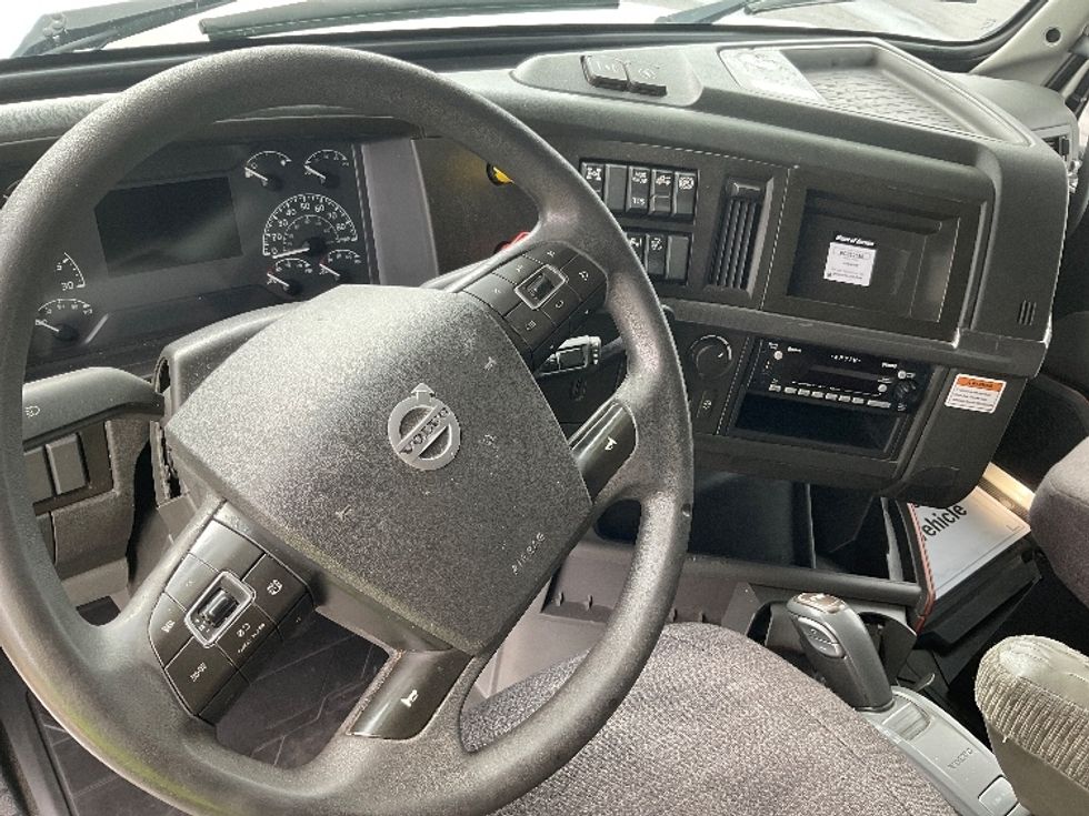Sleeper Tractor-Heavy Duty Tractors-Volvo-2022-VNL64760-Milwaukee-WI-457,560\n\t\tmiles-$ 74,250 - Image 11