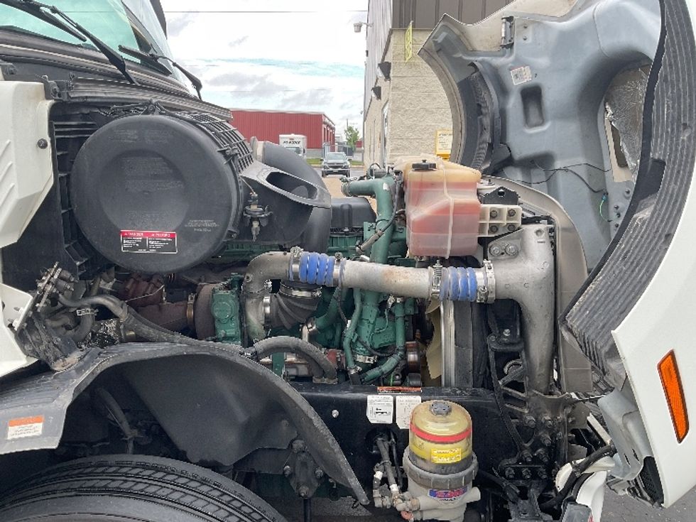 Sleeper Tractor-Heavy Duty Tractors-Volvo-2022-VNL64760-Milwaukee-WI-457,560\n\t\tmiles-$ 74,250 - Image 18