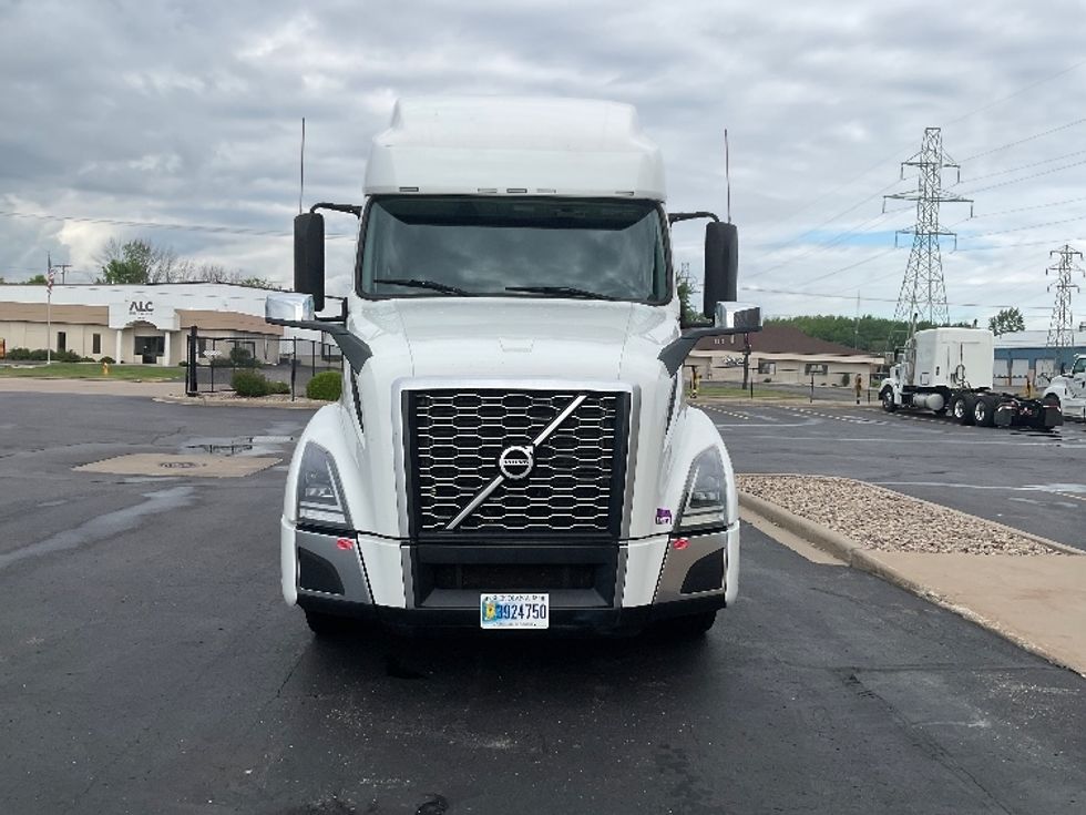 Sleeper Tractor-Heavy Duty Tractors-Volvo-2022-VNL64760-Milwaukee-WI-457,560\n\t\tmiles-$ 74,250 - Image 2