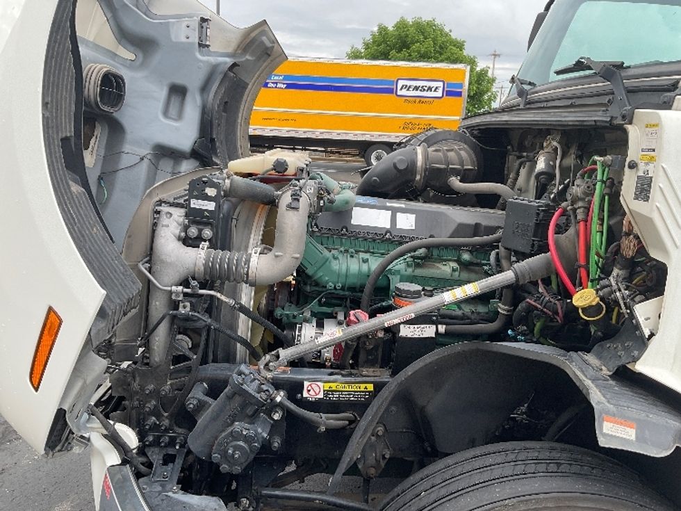 Sleeper Tractor-Heavy Duty Tractors-Volvo-2022-VNL64760-Milwaukee-WI-457,560\n\t\tmiles-$ 74,250 - Image 21
