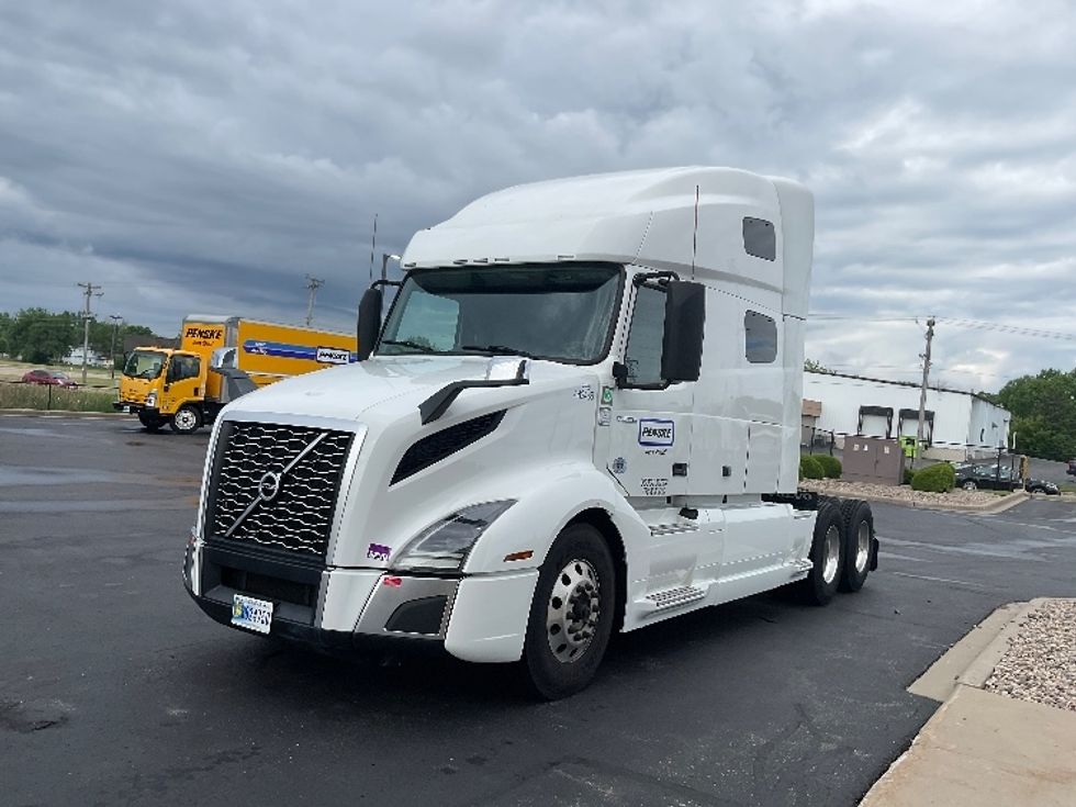 Sleeper Tractor-Heavy Duty Tractors-Volvo-2022-VNL64760-Milwaukee-WI-457,560\n\t\tmiles-$ 74,250 - Image 3
