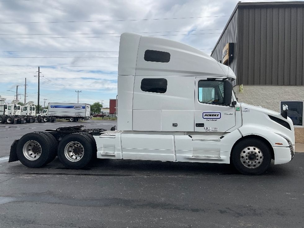 Sleeper Tractor-Heavy Duty Tractors-Volvo-2022-VNL64760-Milwaukee-WI-457,560\n\t\tmiles-$ 74,250 - Image 8