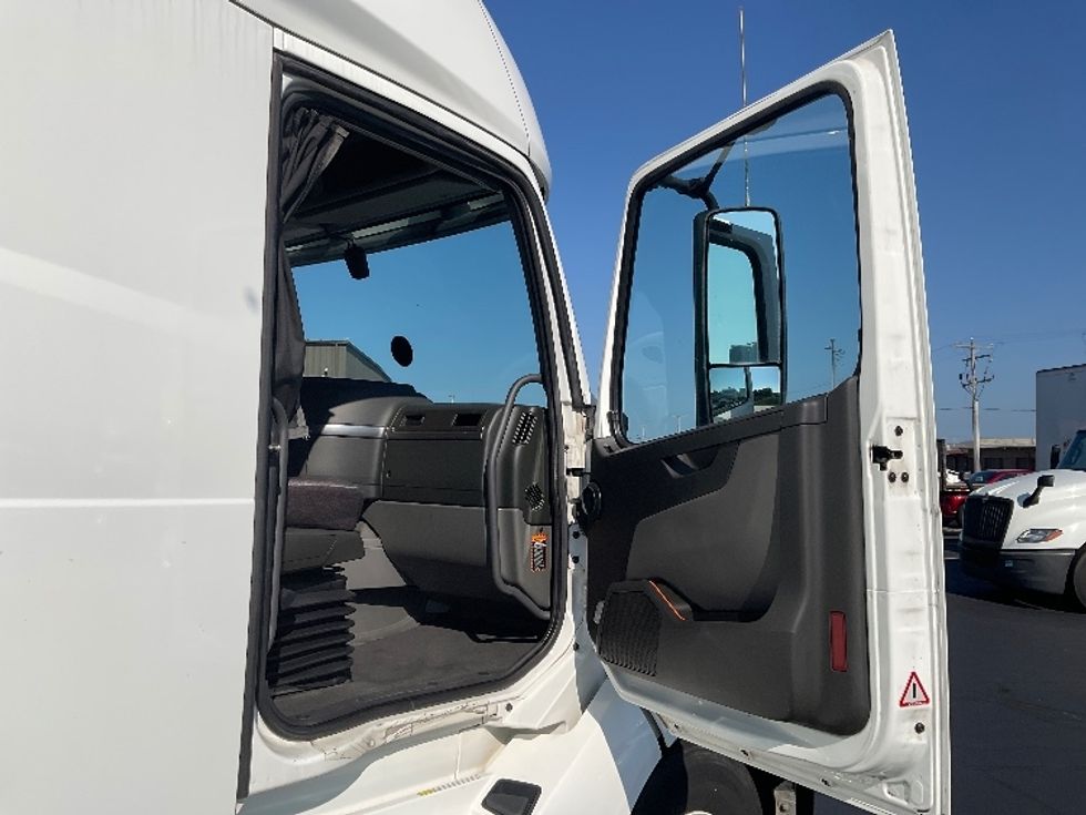 Sleeper Tractor-Heavy Duty Tractors-Volvo-2022-VNL64760-Milwaukee-WI-480,955\n\t\tmiles-$ 78,250 - Image 13
