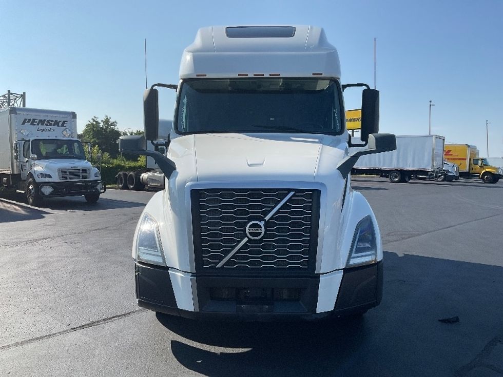 Sleeper Tractor-Heavy Duty Tractors-Volvo-2022-VNL64760-Milwaukee-WI-480,955\n\t\tmiles-$ 78,250 - Image 2