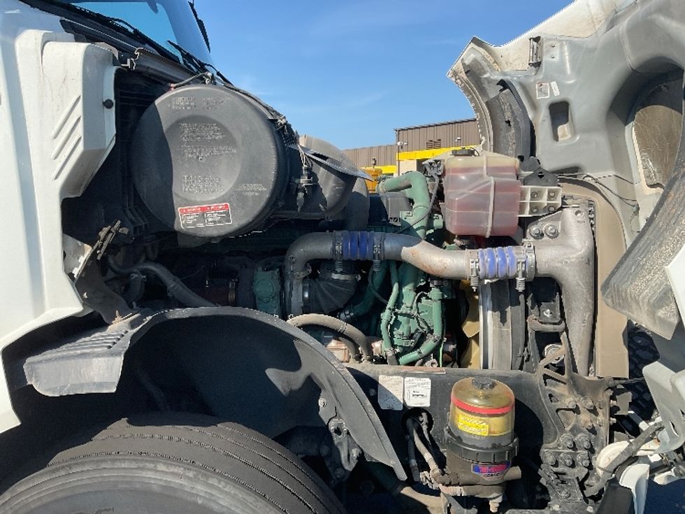 Sleeper Tractor-Heavy Duty Tractors-Volvo-2022-VNL64760-Milwaukee-WI-480,955\n\t\tmiles-$ 78,250 - Image 20