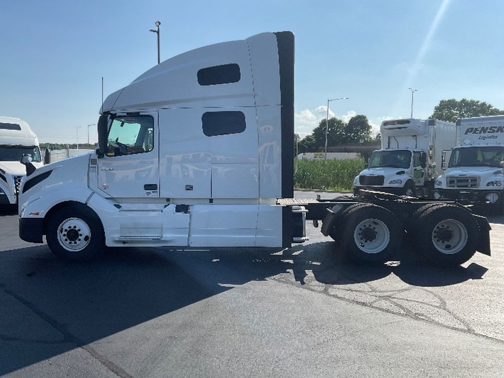 Sleeper Tractor-Heavy Duty Tractors-Volvo-2022-VNL64760-Milwaukee-WI-480,955\n\t\tmiles-$ 78,250 - Image 4