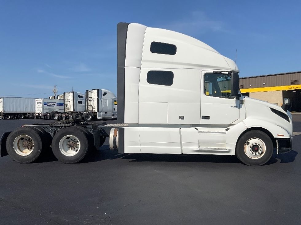 Sleeper Tractor-Heavy Duty Tractors-Volvo-2022-VNL64760-Milwaukee-WI-480,955\n\t\tmiles-$ 78,250 - Image 8