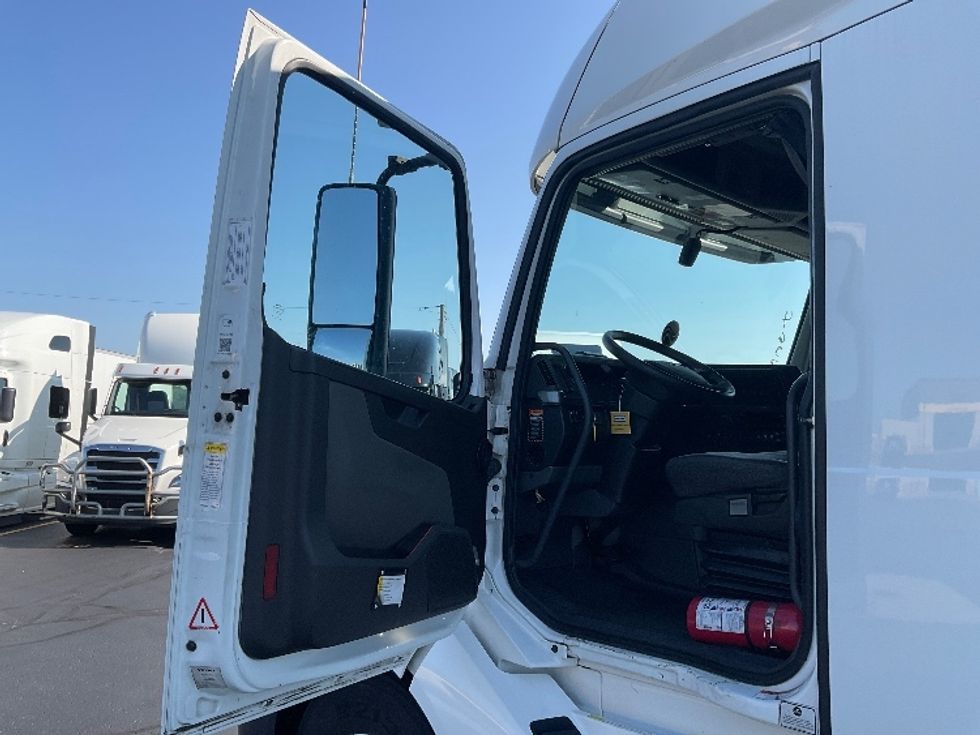 Sleeper Tractor-Heavy Duty Tractors-Volvo-2022-VNL64760-Milwaukee-WI-480,955\n\t\tmiles-$ 78,250 - Image 9