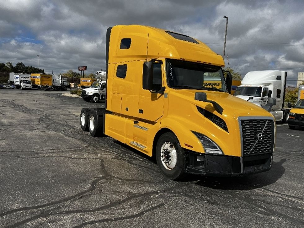 Sleeper Tractor-Heavy Duty Tractors-Volvo-2022-VNL64760-Milwaukee-WI-517,321\n\t\tmiles-$ 65,500 - Image 1