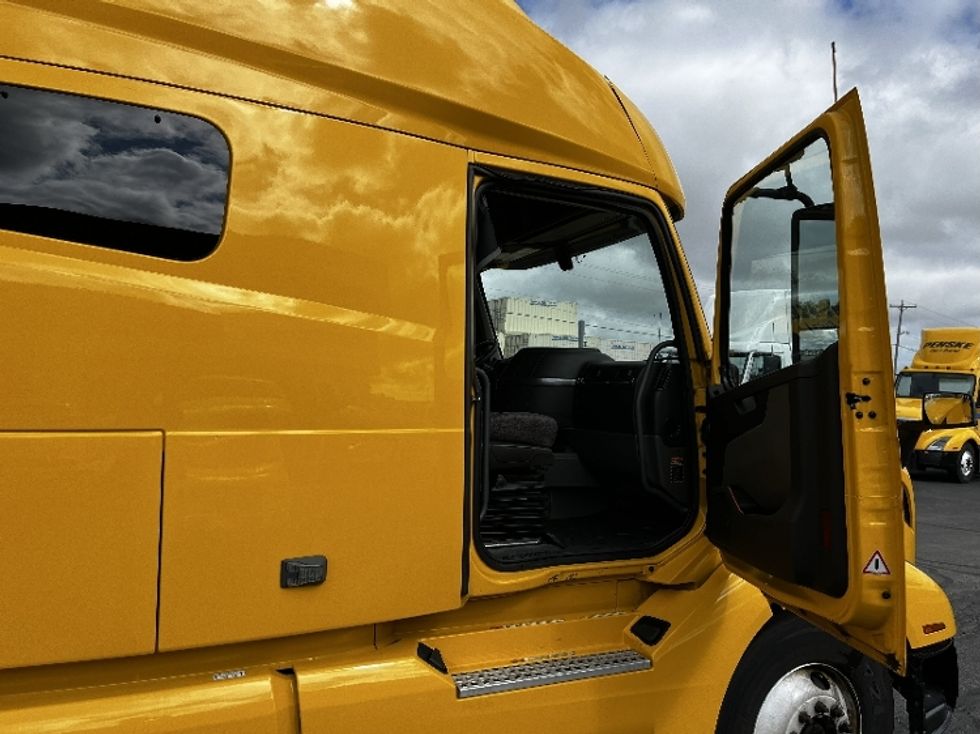 Sleeper Tractor-Heavy Duty Tractors-Volvo-2022-VNL64760-Milwaukee-WI-517,321\n\t\tmiles-$ 65,500 - Image 10