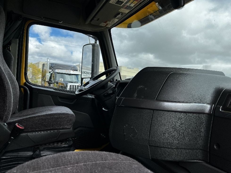 Sleeper Tractor-Heavy Duty Tractors-Volvo-2022-VNL64760-Milwaukee-WI-517,321\n\t\tmiles-$ 65,500 - Image 11